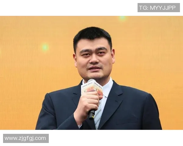 巨人姚明的艺术之旅：用画笔描绘篮球传奇与人生风采